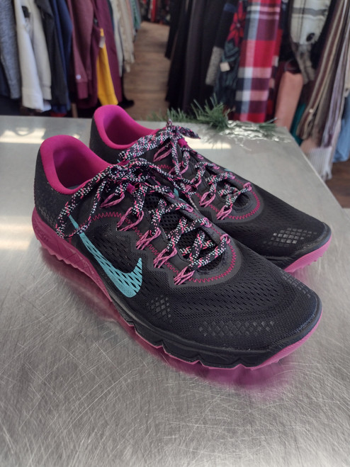 Vist Large View of Product Image Which is Used Nike Performance Shoes 9