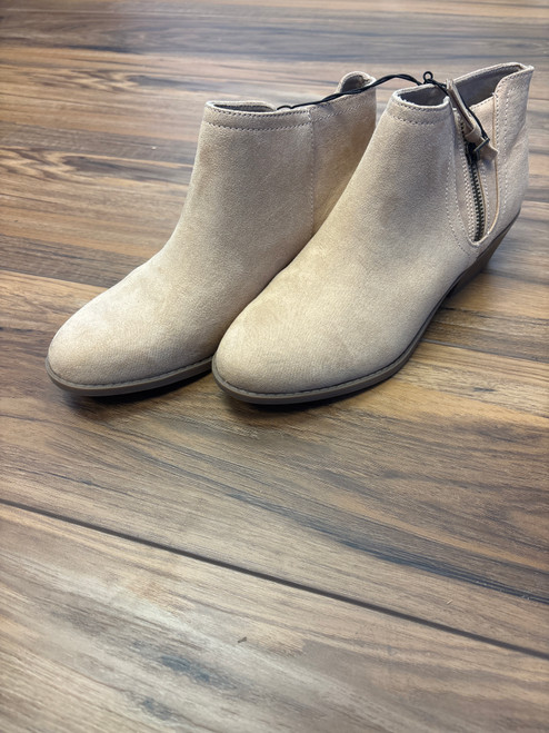 Vist Large View of Product Image Which is NWT Falls Creek Ankle Boots 8