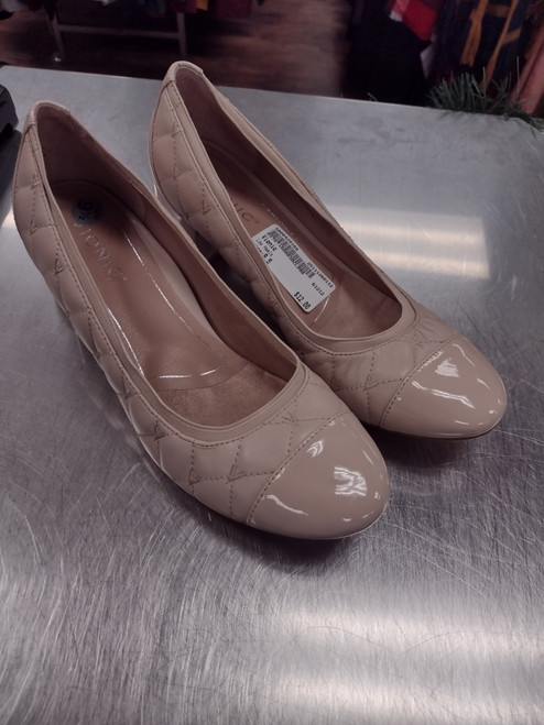 Vist Large View of Product Image Which is Used Vionic Low Heels 9.5