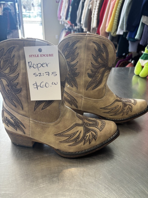 Vist Large View of Product Image Which is Used Unbranded Ankle Boots 7.5