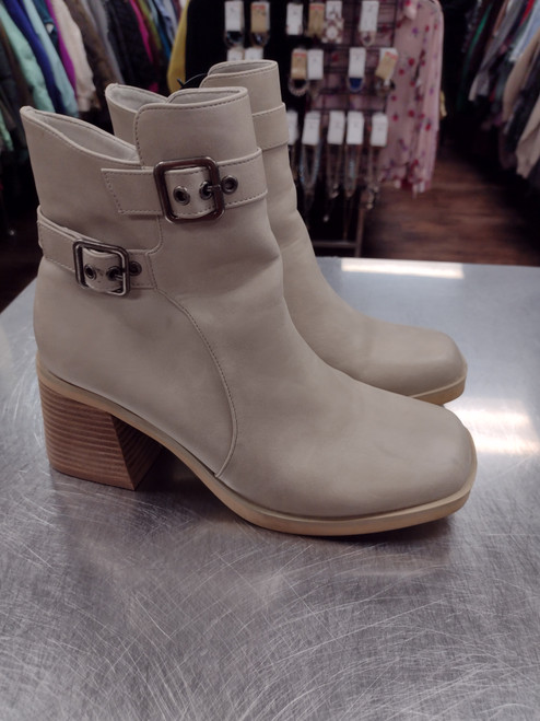 Vist Large View of Product Image Which is Used Unbranded Ankle Boots 9