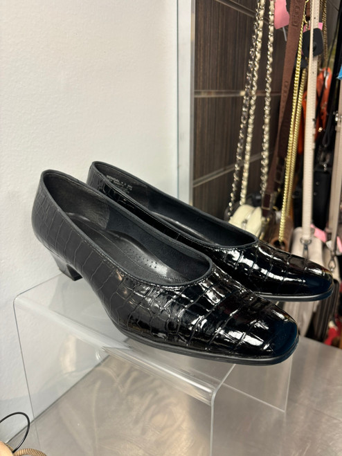 Vist Large View of Product Image Which is Used Naturalizer Low Heels 8