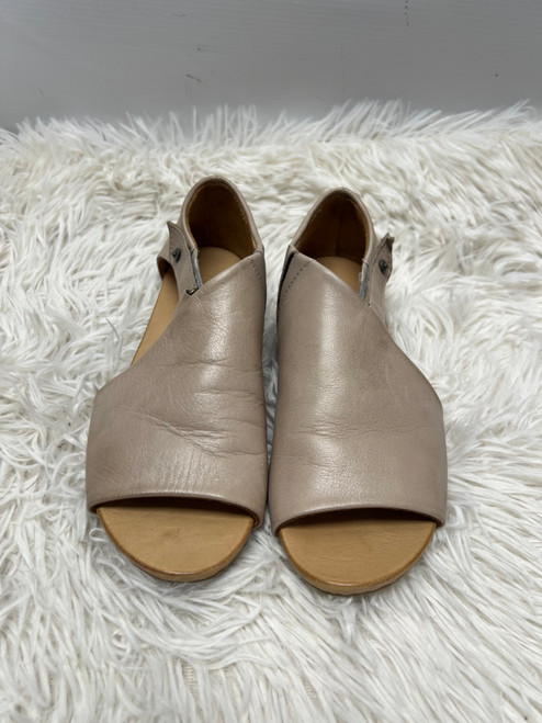 Vist Large View of Product Image Which is Used Bueno Flats 6.5