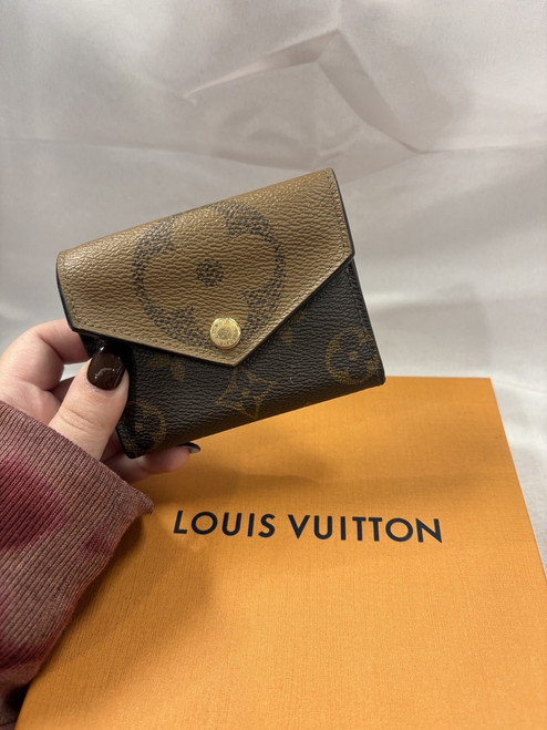 Vist Large View of Product Image Which is Used Louis Vuitton Zoé wallet
