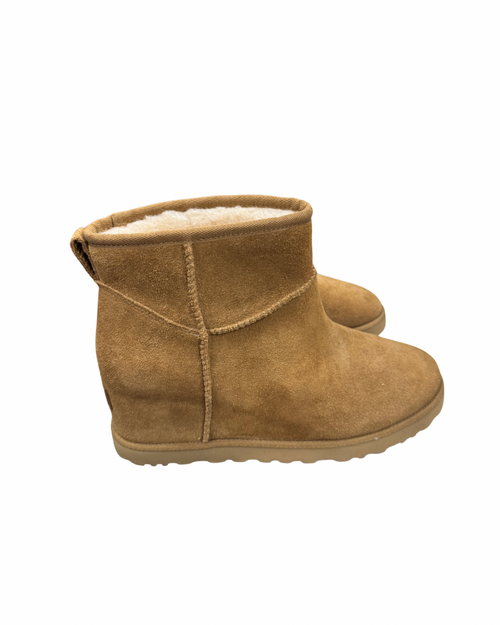 Vist Large View of Product Image Which is Used Ugg Australia Outerwear Boots 10