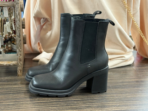 Vist Large View of Product Image Which is Used Unbranded Ankle Boots 6.5