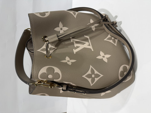 Vist Large View of Product Image Which is Used Louis Vuitton Large Leather Handbag