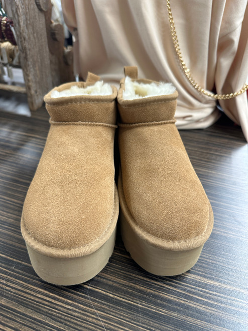 Vist Large View of Product Image Which is Used Ugg Australia Ankle Boots 10