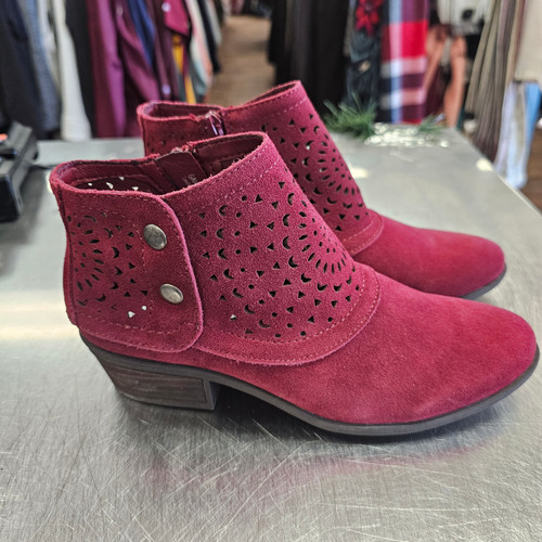 Vist Large View of Product Image Which is NWOT Bare Traps Ankle Boots 6.5