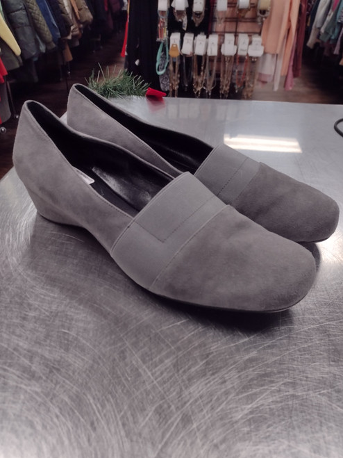 Vist Large View of Product Image Which is Used Vaneli Low Heels 11