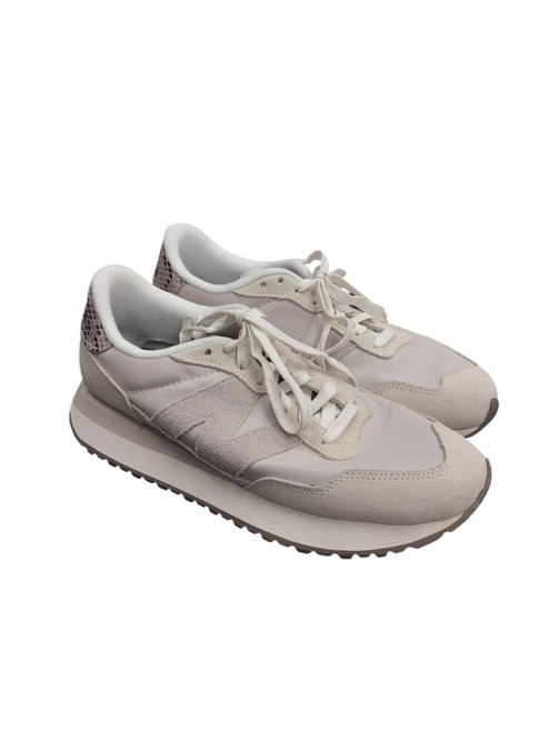 Vist Large View of Product Image Which is Used New Balance Casual Shoes 9