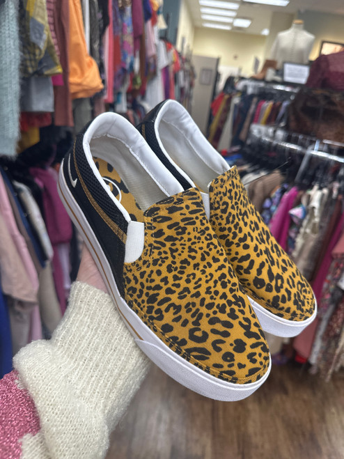 Vist Large View of Product Image Which is Used Nike Casual Shoes 8