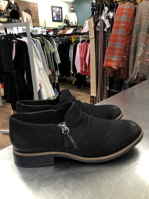 Vist Large View of Product Image Which is Used Clarks Flats 9