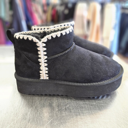 Vist Large View of Product Image Which is NWT Unbranded Ankle Boots 8