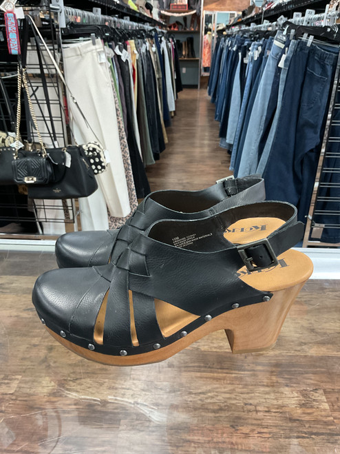 Vist Large View of Product Image Which is Used Unbranded Clogs 10