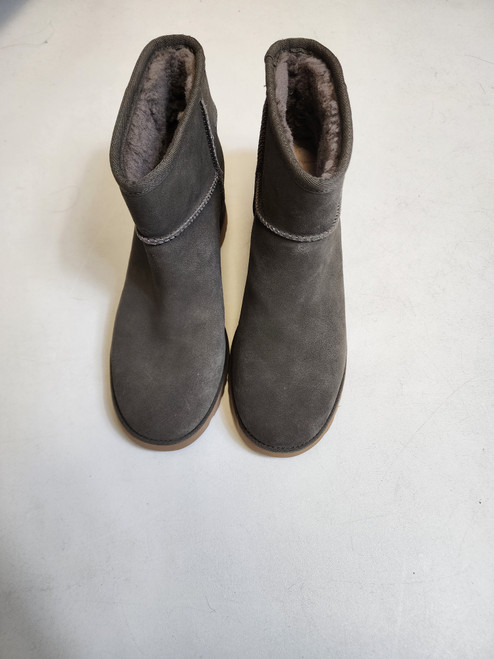 Vist Large View of Product Image Which is Used Ugg Australia Outerwear Boots 11