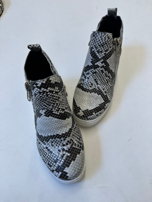 Vist Large View of Product Image Which is Used Bamboo Casual Shoes 7