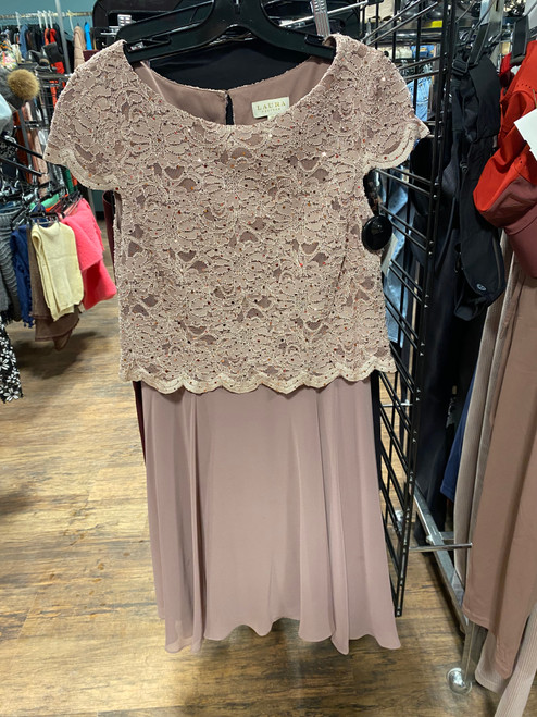 Vist Large View of Product Image Which is Used Laura Short Dress B M-8/10