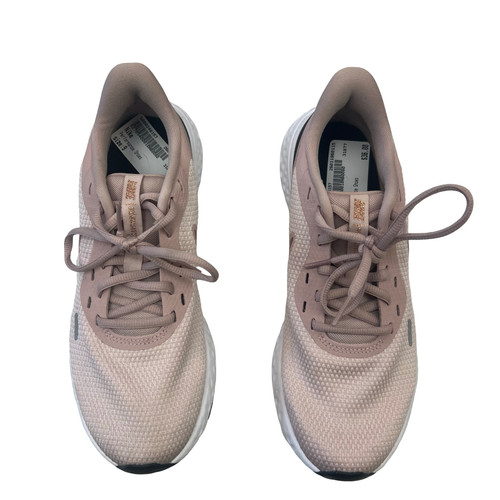 Vist Large View of Product Image Which is Used Nike Performance Shoes 9