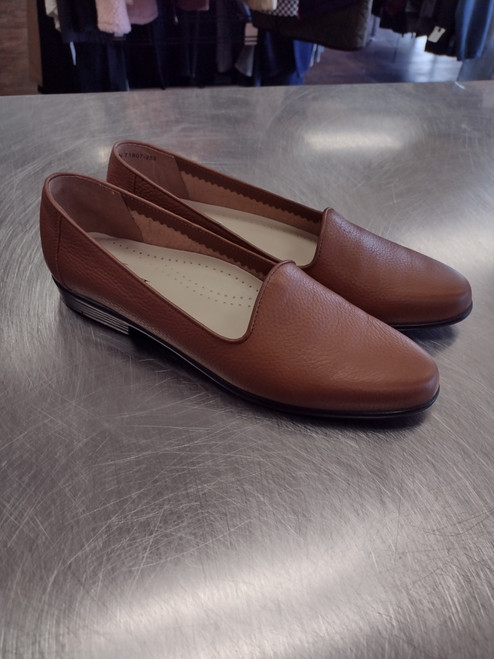 Vist Large View of Product Image Which is Used Trotter's Flats 8