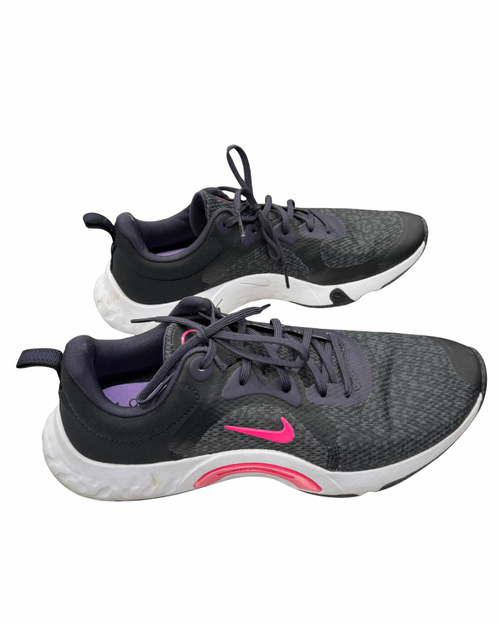 Vist Large View of Product Image Which is Used Nike Performance Shoes 9