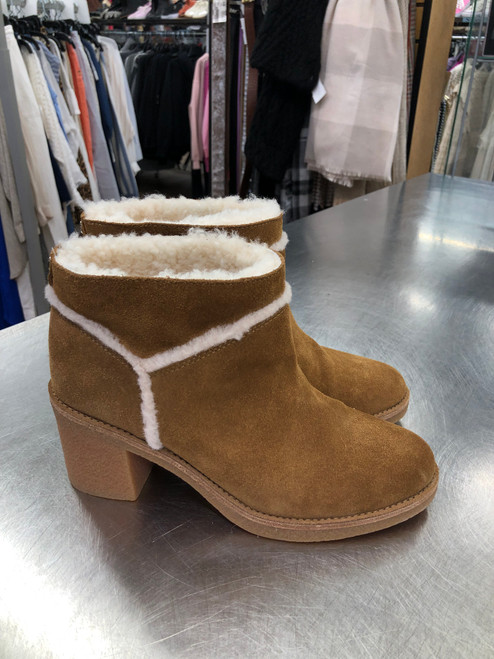 Vist Large View of Product Image Which is Used Ugg Australia Ankle Boots 7.5