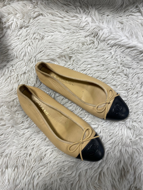 Vist Large View of Product Image Which is Used Chanel Flats 7