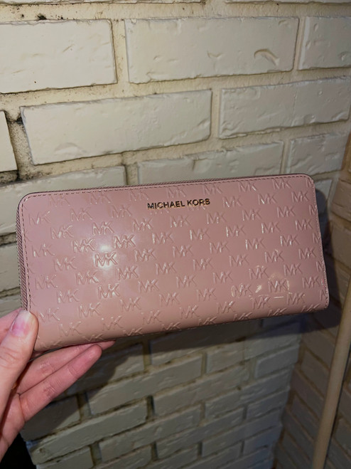 Vist Large View of Product Image Which is Used Michael Michael Kors Wallet