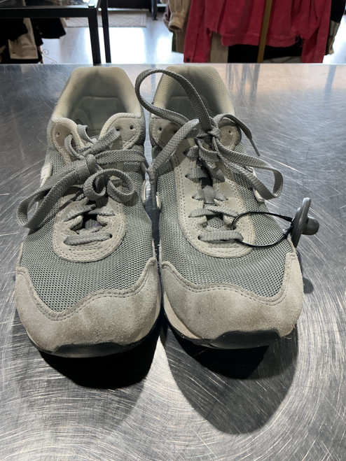 Vist Large View of Product Image Which is Used New Balance Casual Shoes 8.5