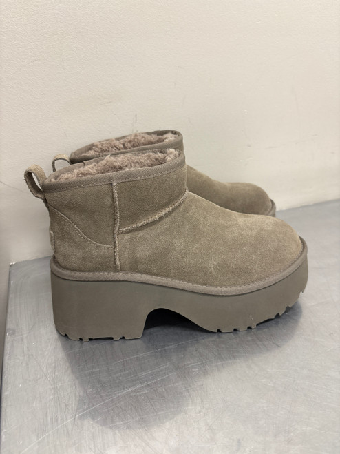 Vist Large View of Product Image Which is Used Brown Ugg Australia Ankle Boots 8