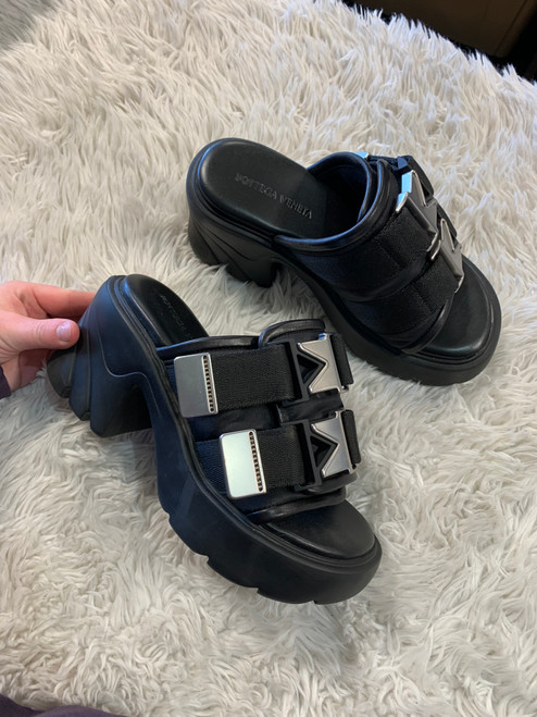 Vist Large View of Product Image Which is Used Bottega Veneta Flats 5