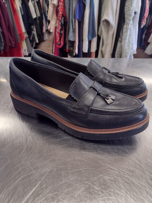 Vist Large View of Product Image Which is Used Clarks Flats 9