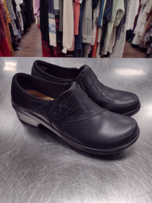 Vist Large View of Product Image Which is Used Clarks Clogs 9.5