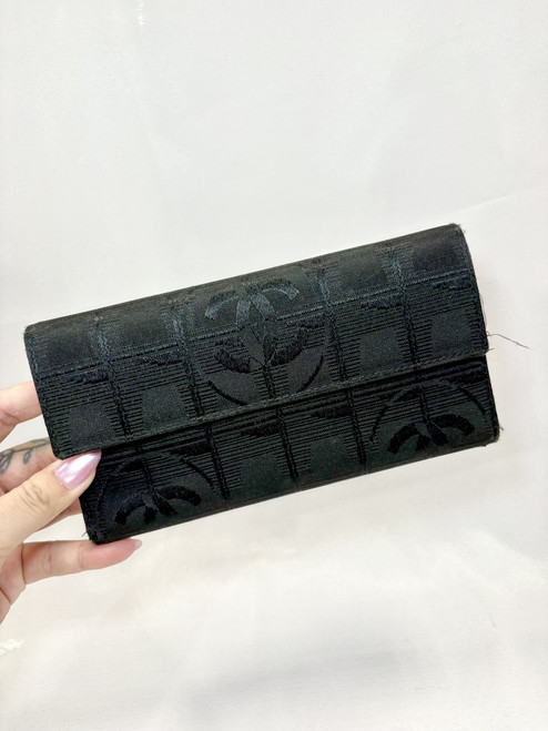Vist Large View of Product Image Which is Used Chanel Wallet