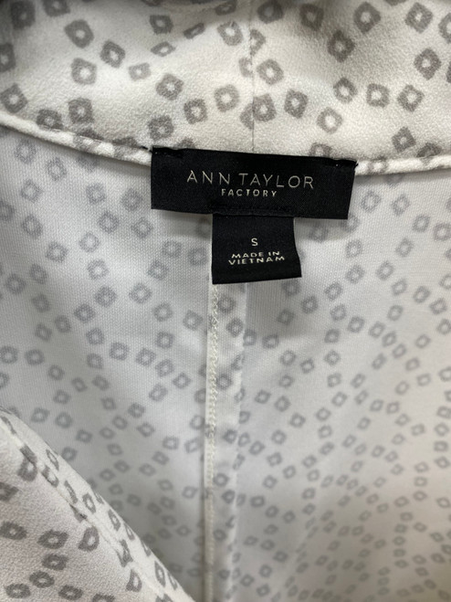 Vist Large View of Product Image Which is Used Ann Taylor Sleeveless Top S-4/6