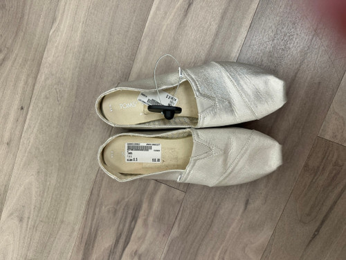 Vist Large View of Product Image Which is Used Toms Flats 9.5