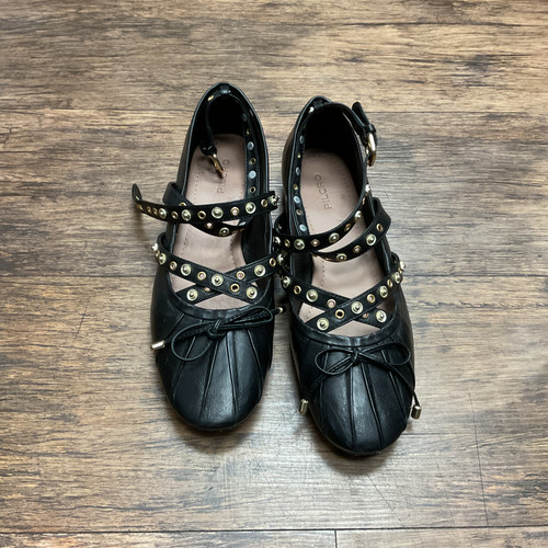 Vist Large View of Product Image Which is Used Pilcro Flats 7.5