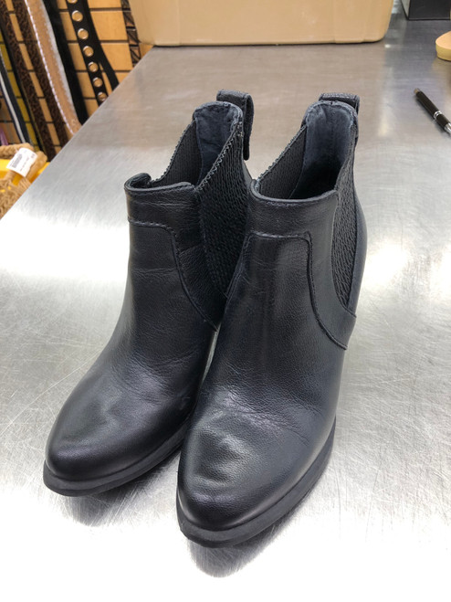 Vist Large View of Product Image Which is Used Ugg Australia Ankle Boots 6