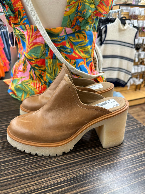 Vist Large View of Product Image Which is Used Unbranded Clogs 10.5