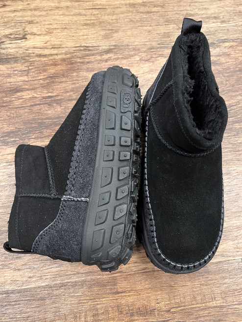 Vist Large View of Product Image Which is Used Ugg Australia Clogs 7