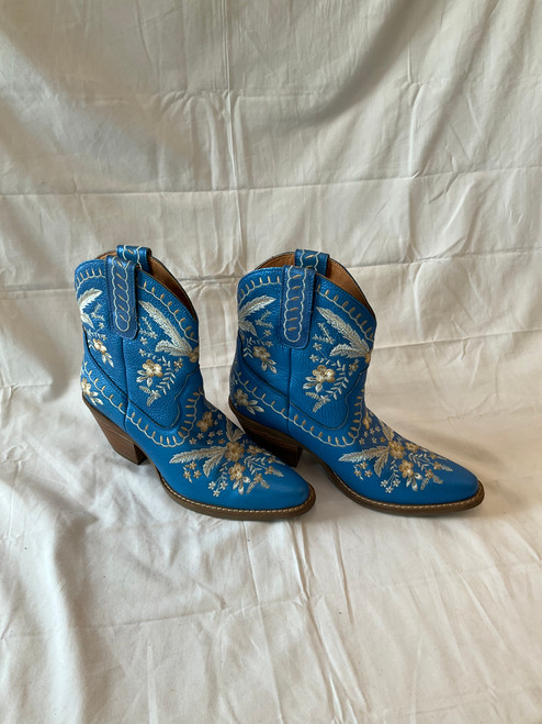 Vist Large View of Product Image Which is Used Dingo Ankle Boots 7.5
