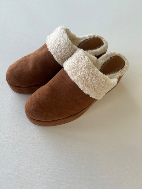 Vist Large View of Product Image Which is Used Time And Tru Clogs 8