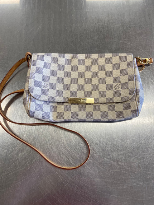 Vist Large View of Product Image Which is Used Louis Vuitton Large Leather Handbag