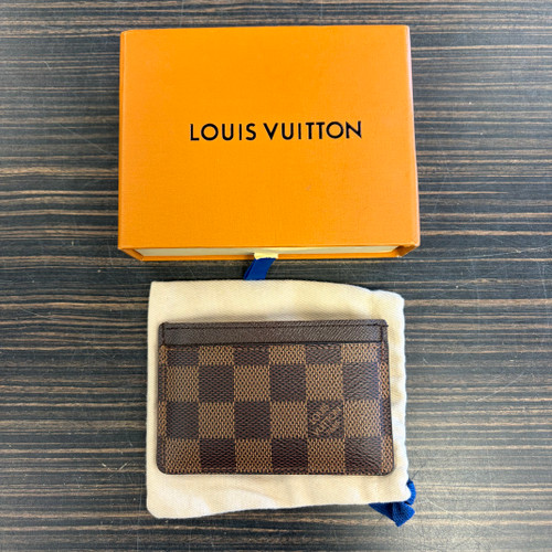 Vist Large View of Product Image Which is Used Louis Vuitton Cardholder