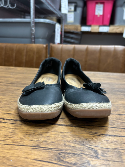Vist Large View of Product Image Which is Used Clarks Flats 9