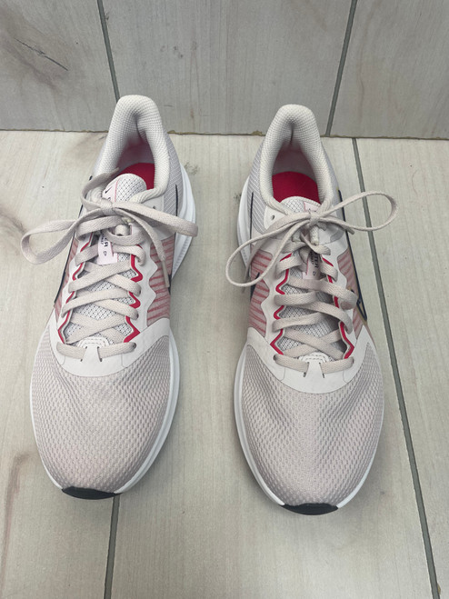 Vist Large View of Product Image Which is Used Nike Performance Shoes 9