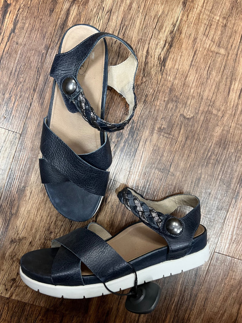 Vist Large View of Product Image Which is Used Aetrex Sandals 10