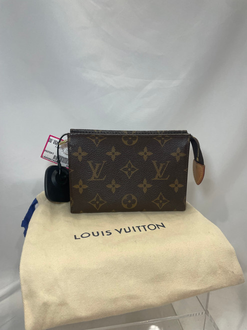 Vist Large View of Product Image Which is Used Louis Vuitton Toiletry Mini 15