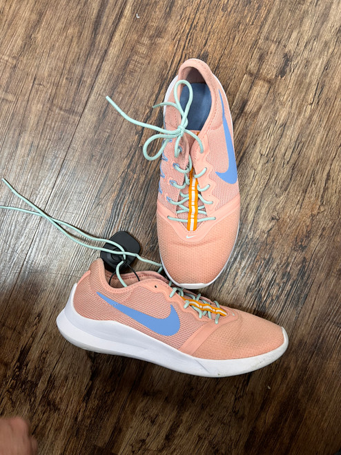 Vist Large View of Product Image Which is Used Nike Performance Shoes 7.5