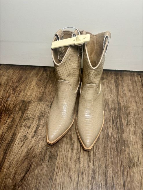 Vist Large View of Product Image Which is Used Unbranded Ankle Boots 8